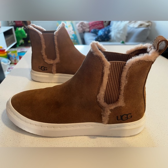 ❌SOLD  UGG ALAMEDA CHELSEA SHOE - Picture 5 of 10